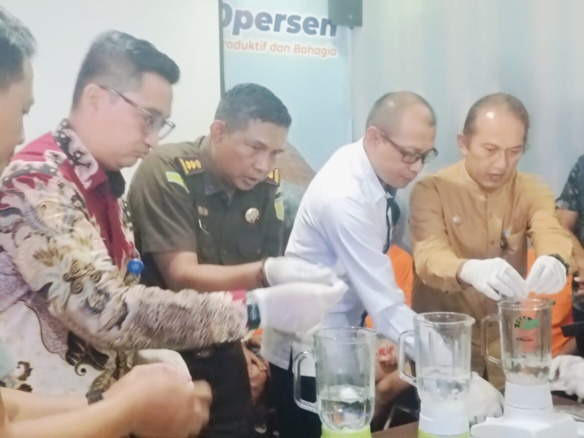 KEPALA BNNP Kalsel diwakili Kabid Pemberantasan & Intelijen Kombes Andri Koko Prabowo dan KBO Ditresnarkoba Polda Kalsel AKBP Andi Aliamin serta pejabat elemen terkait lainnya memusnahkan barang bukti dengan diblender (foto Mercy)