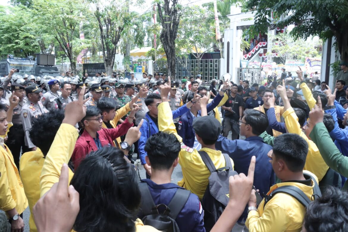 PENGAMANAN DEMO - Polresta Banjarmasin saat melakukan pengamanan jalannya pelantikan anggota dewan terpilih periode tahun 2024-2029, sekaligus mengawal aksi demo mahasiswa, Senin (9/9/2024) pagi. (foto:ist)