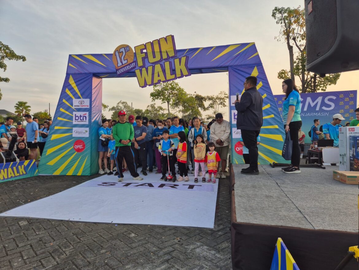 Peserta jalan sehat ke-12 GMS Banjarmasin bertajuk Fun Walk 12th Anniversary, Senin (16/9/2024) pagi di area Mealbox Citraland Banjarmasin. (foto: ist/brt)