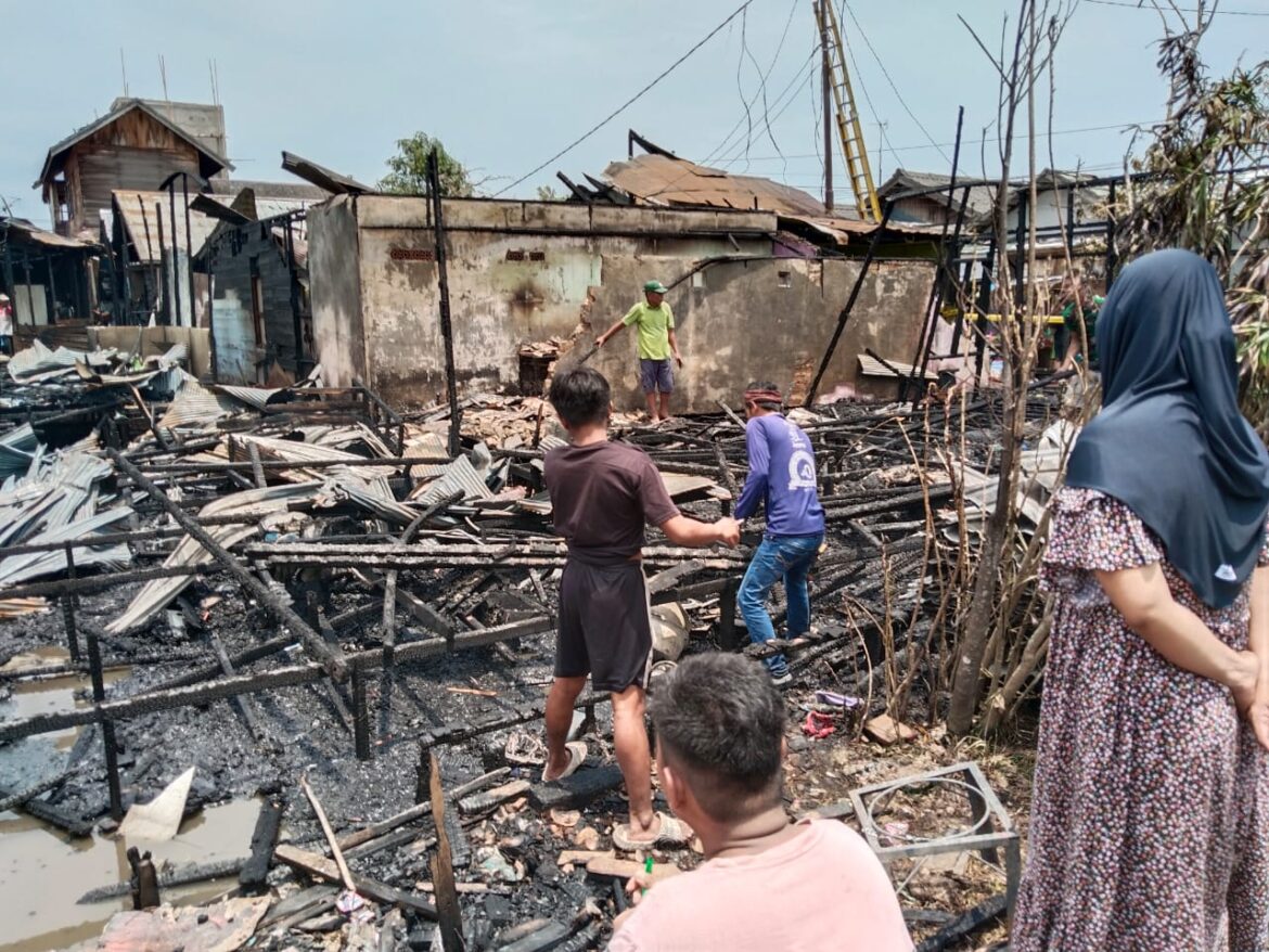TINGGAL PUING - Usai kebakaran yang meninggalkan puing di Alalak Tengah, korban dan keluarganya bantu membersihkan sisa barang yang tidak terbakar, Senin (23/9/2024) pagi. (foto:sum/brt)
