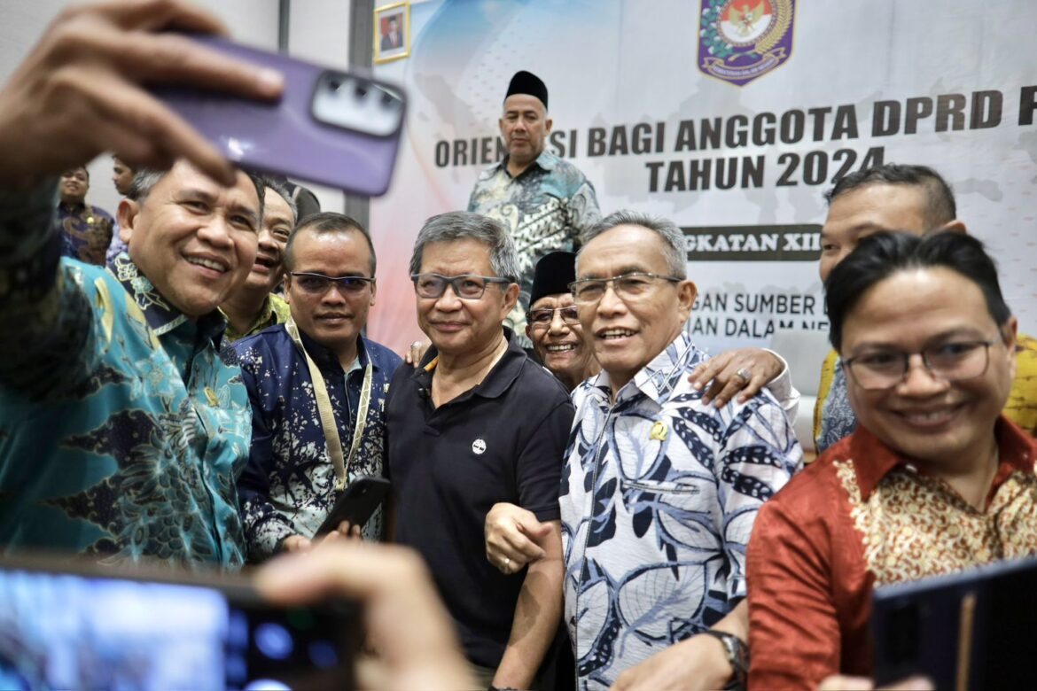 Anggota DPRD Provinsi Kalsel foto bersama narasumber orientasi kedewanan Rocky Gerung.(foto : humasdprdkalsel)