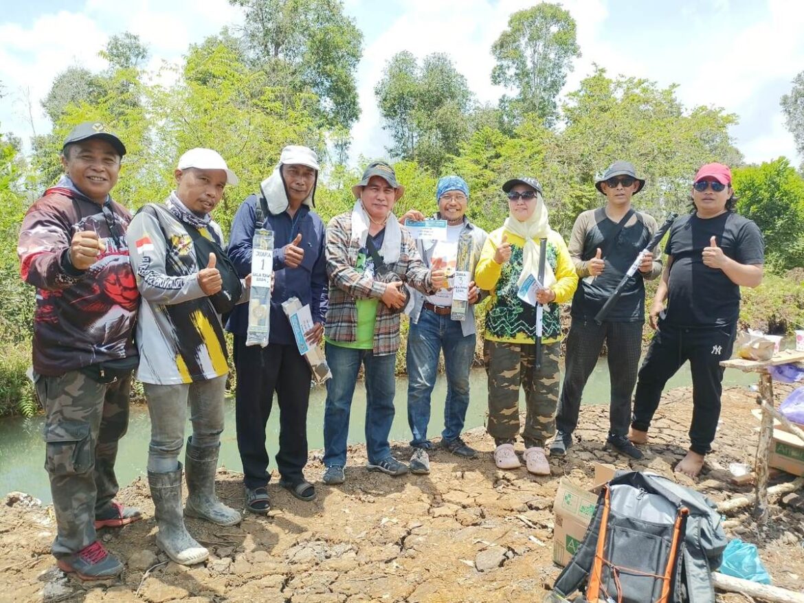 Para pemenang lomba mancing yang digelar PWI Kalsel, Sabtu (28/9/2024) pagi di kawasan Jejangkit, Kabupaten Barito Kuala (Batola). (foto: Tolah/brt)