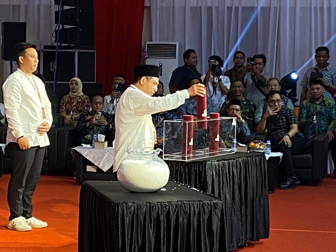 Arifin Noor saat mengambil posisi nomer urut untuk pemilu pilkada Nopember mendatang.