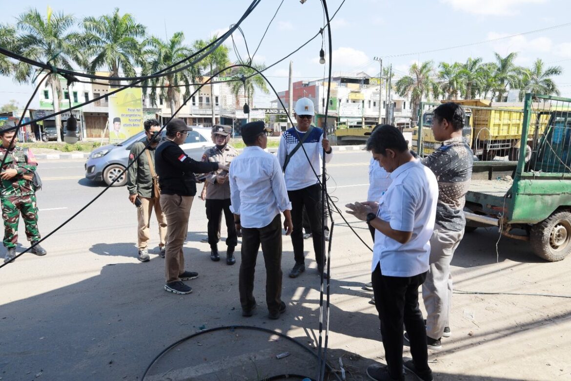 Peninjauan Lapangan Mengenai Kesemrawutan Kabel Telekomunikasi/Fiber Optic di Jalan Trans Kalimantan