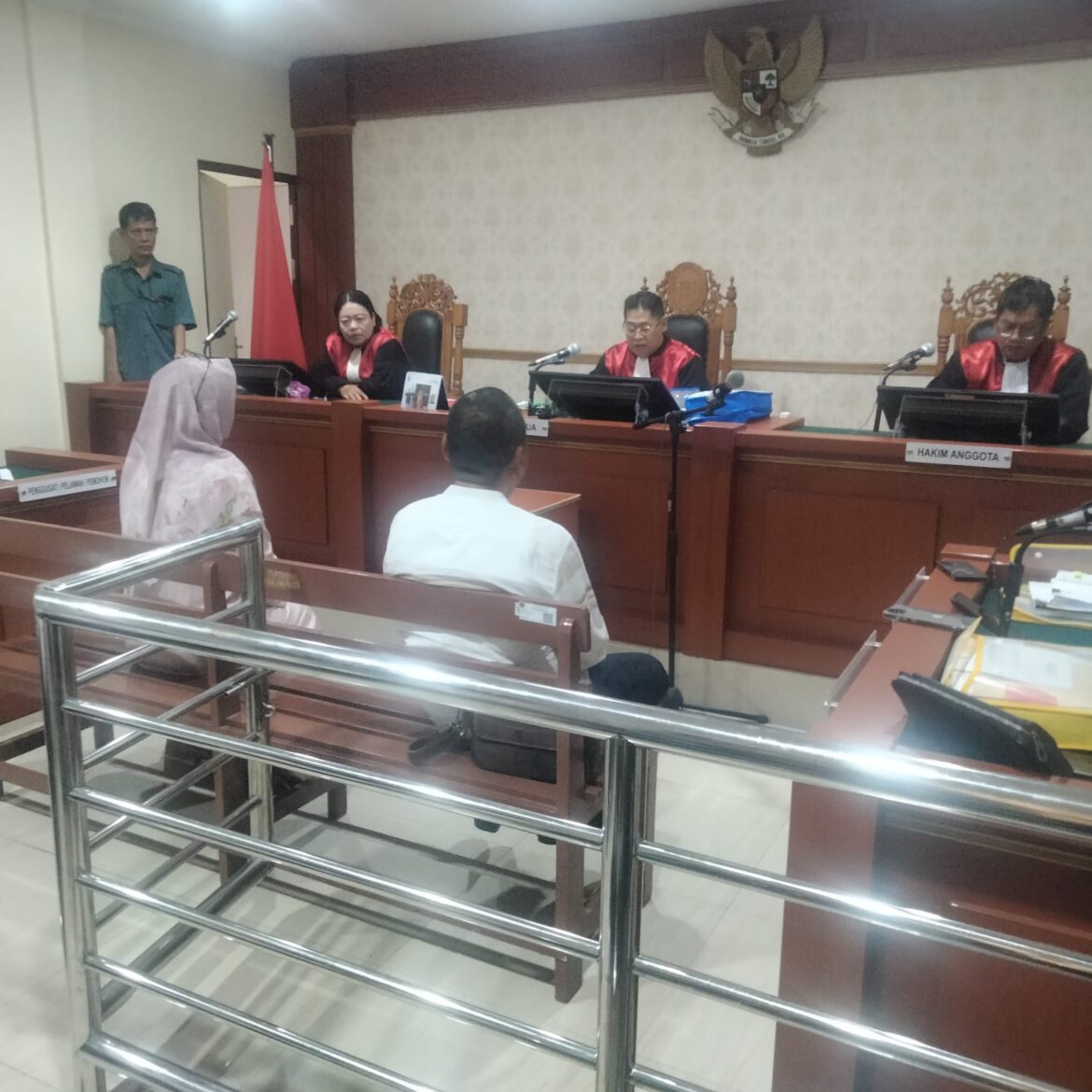 Dua saksi yakni saksi ahli dari F.Hum ULM dan saksi fakta dari tergugat saat memberikan keterangan dimuka persidangan.