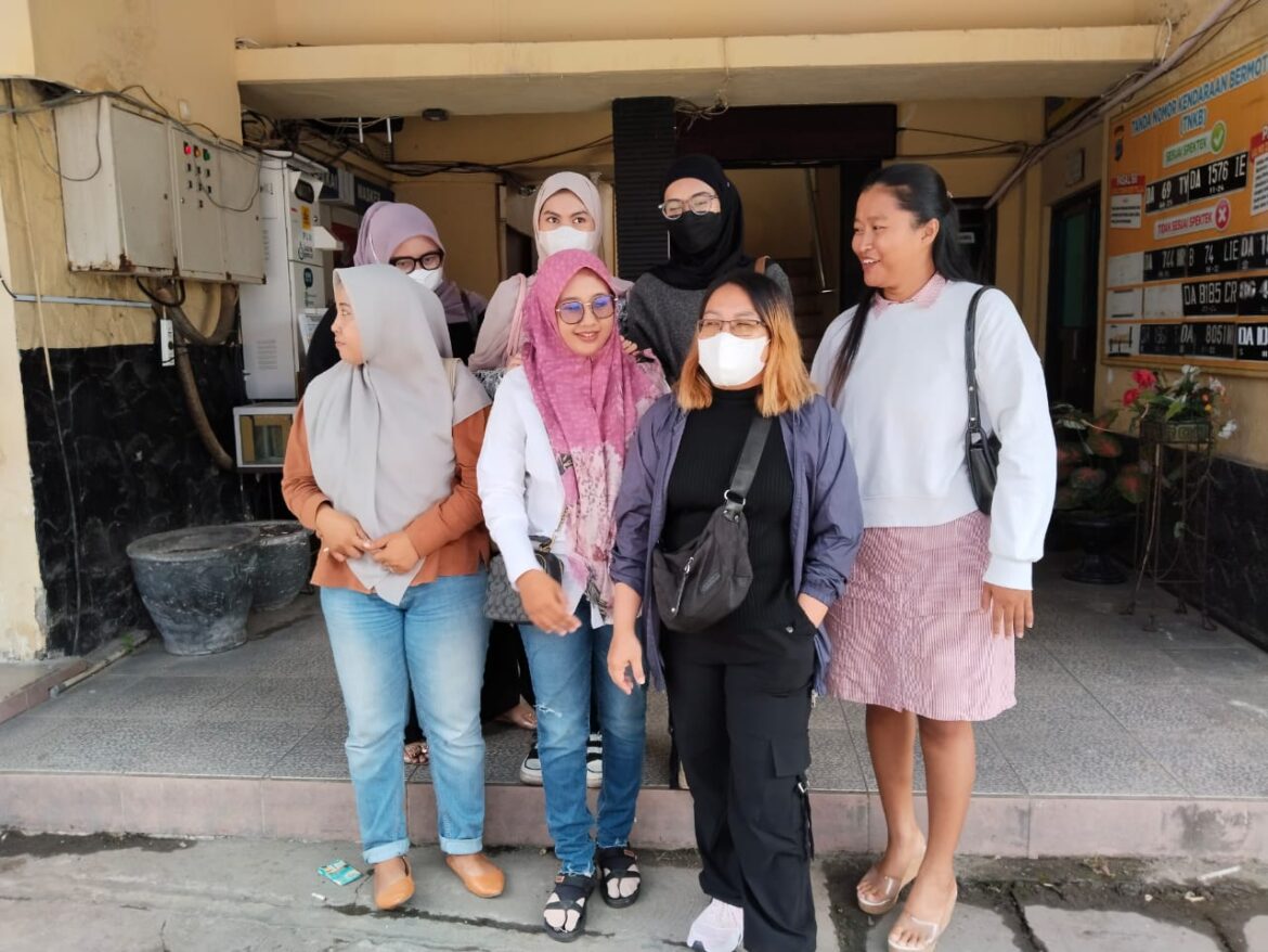 ARISAN ONLINE - Para korban Arisan Online saat kembali pertanyakan pengaduan mereka di Sat Reskrim Polresta Banjarmasin, Rabu (24/9/2024). (foto:sum/brt).
