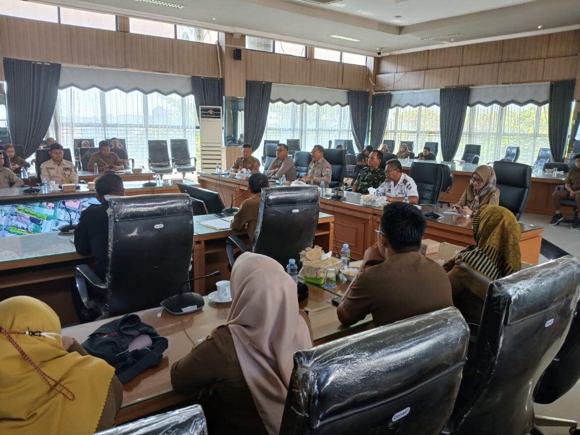 Ketua DPRD Provinsi Kalsel Dr (HC) H Supian HK, SH, MH didampingi Sekretaris DPRD Provinsi Kalsel Muhammad Jaini, SE, MAP bersama pihak-pihak terkait memimpin rapat koordinasi persiapan pelantikan 55 anggota DPRD Provinsi Kalsel terpilih periode 2024-2029 pada 9 September 2024.(foto : sophan/brt)