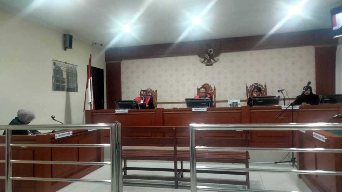 Keua majelis hakim Agus Akhyudi, SH MH saat membacakan vonis untuk terdakwa Elin Ayu pada sidang lanjutan di PN Banjarmasin.