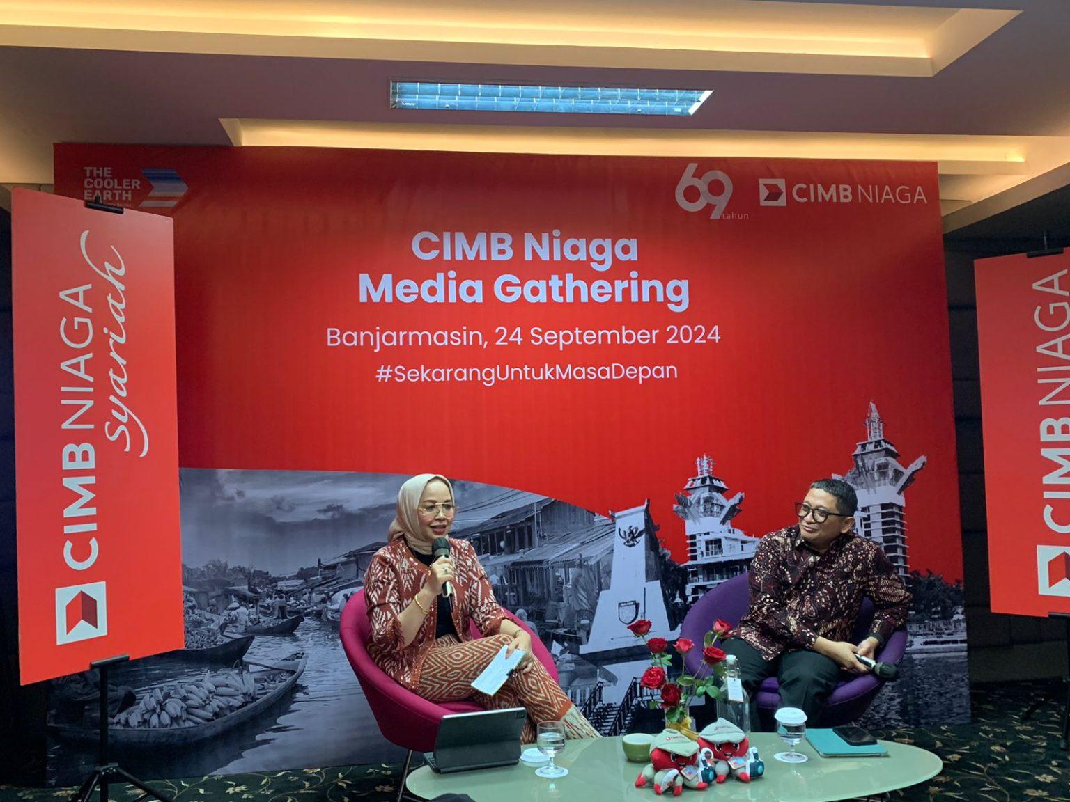 Head of Region Jakarta A dan Kalimantan CIMB Niaga Evita Barliana dan Corporate Communication Head Hery Kurniawan