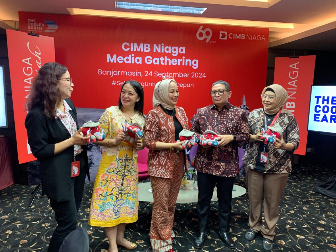 Head of Region Jakarta A dan Kalimantan CIMB Niaga Evita Barliana (tengah) berbincang bersama Corporate Communications Head CIMB Niaga Hery Kurniawan (kedua kanan), Branch Area Head Kalimantan Region Area VIII CIMB Niaga Mariany (kedua kiri), Branch Manager KC Banjarmasin CIMB Niaga Penie (kiri), dan Syariah Branch Manager KCS Banjarmasin CIMB Niaga Herfiah Mariani (kanan) pada Media Gathering CIMB Niaga di Banjarmasin, Selasa (24/9/2024). Acara tersebut digelar untuk menyambut HUT ke-69 CIMB Niaga pada 26 September 2024. Dalam acara ini, CIMB Niaga menyampaikan perkembangan kinerja semester pertama 2024 dan berbagai inisiatif untuk mengoptimalkan customer experience melalui Work From Heart (WFH). Pada semester pertama 2024, CIMB Niaga mencatatkan pertumbuhan laba sebelum pajak konsolidasi (unaudited) secara nasional Rp4,4 triliun, naik sebesar 5,8% yoy (foto:istimewa)