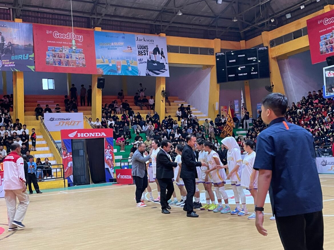 DBL with Kopi Good Day berlangsung Selama 6 hari. Dimeriahkan 10 Tim Putri SMA dan SMKN, serta 20 Tim Putra