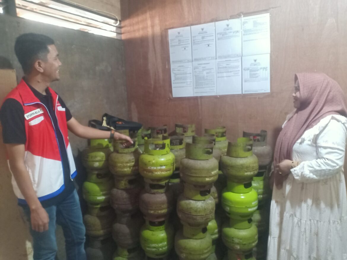 Sales Branch Manager Kalsel IV Gas Pertamina Patra Niaga Syukra Mulia Melakukan Sidak di Pangkalan (foto:baritopost)