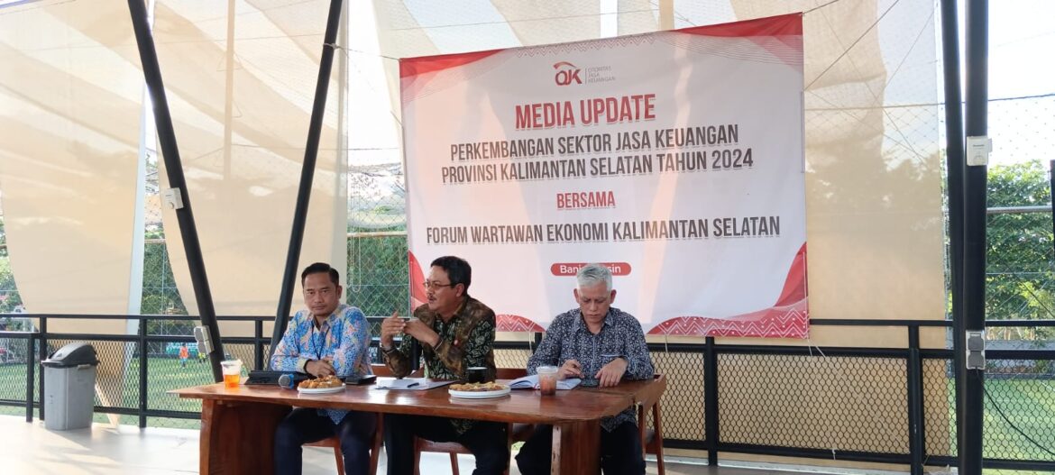 Kepala OJK Kalsel, Agus Maiyo (tengah) Saat Melakukan Media Update Perkembangan Sektor Jasa Keuangan Provinsi Kalsel (foto:baritopost)