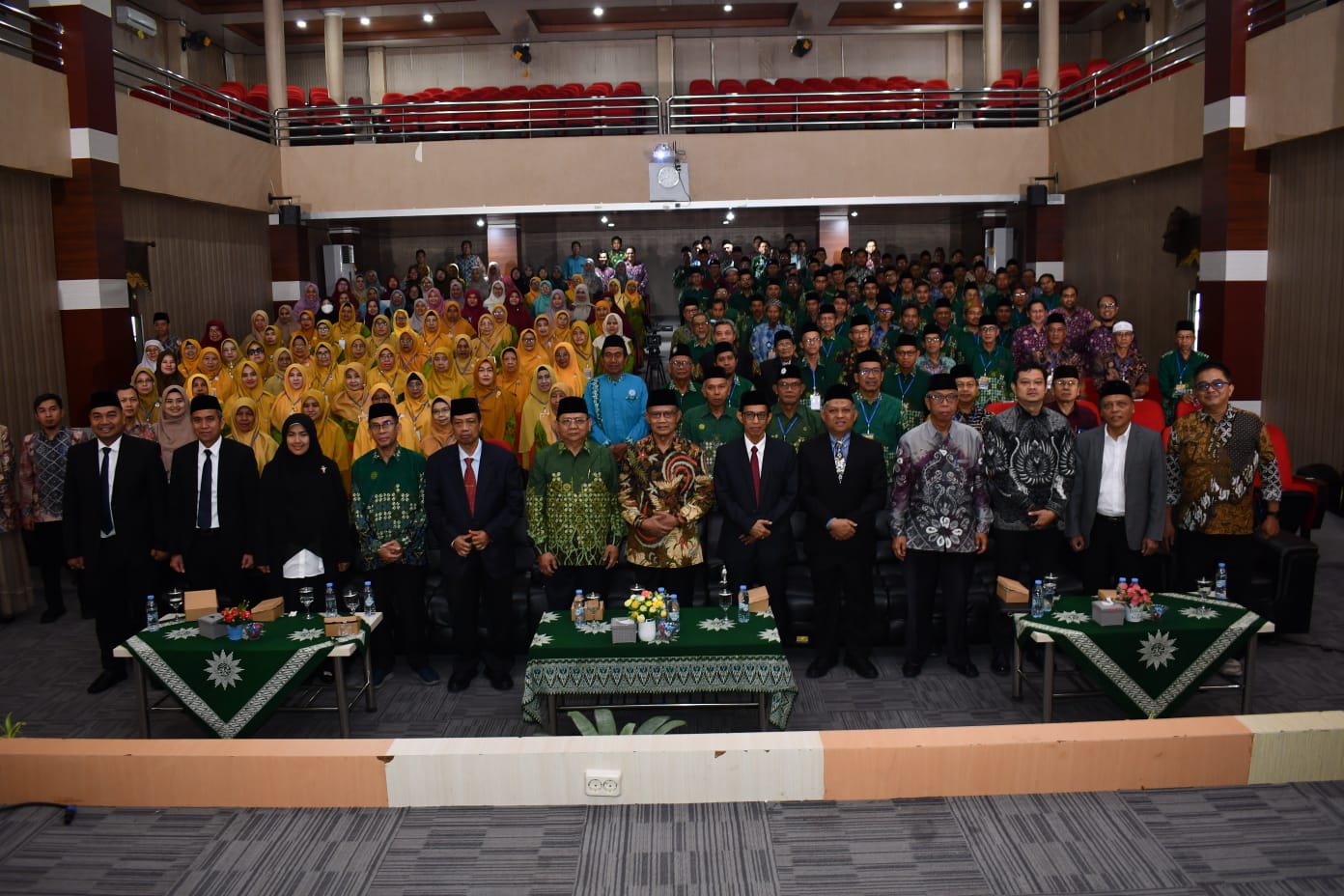 Ketua Umum PP Muhammadiyah Prof Dr Haedar Nashir MSi, dan Majelis Dikti Litbang Prof Ahmad Muttaqin MA Phd, Rektor UMB Prof Dr Khudzaifah Dimyati SH MHum, Ketua PW Muhammadiyah Kalsel Prof Dr H Ridhahani Fidzi, beserta Wakil Rektor I, II, III UMB Bersama Civitas Akademika UMB