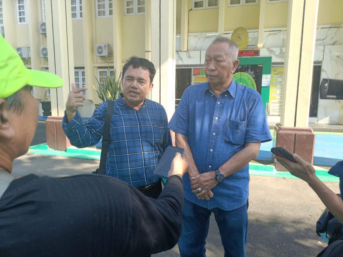 Dirut PT BTG Drh Bambang Tri Gunadi didampingi Kuasa Hukumnya Isai Panantulu Nyapil, SH.,MH (Foto Mercy )