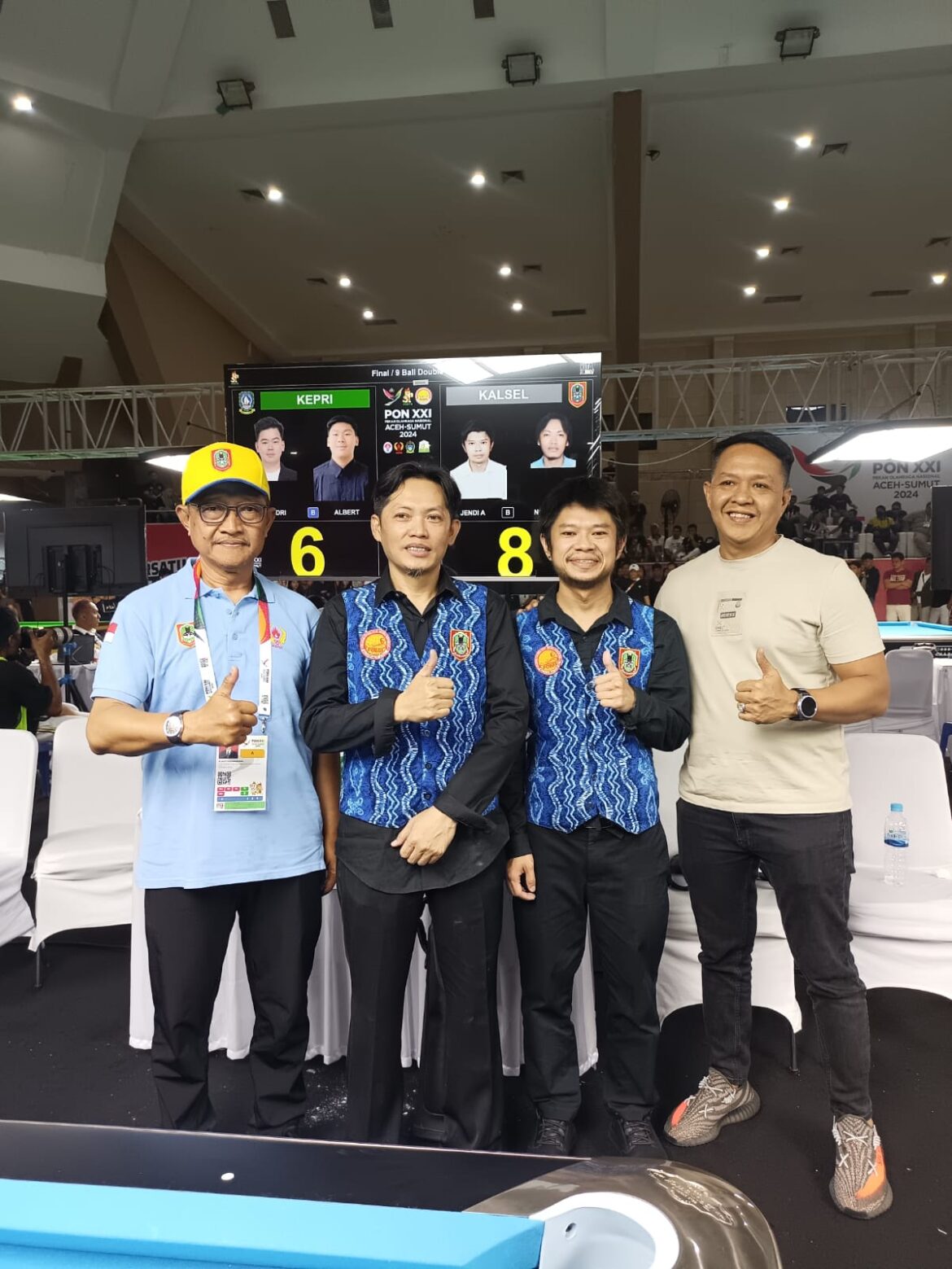 Pebiliar Kalsel, Dayat/Jensy didampingi H Imis (kanan) dan Gusti Perdana Kusumuma (kiri). (foto: Tolah/brt)