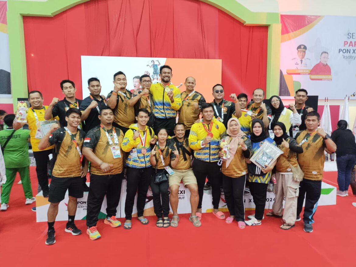 Pegulat Kalsel mendapat pengalungan medali emas (PON) XXI 2024 Aceh-Sumut, Selasa (17/9) malam di GOR Binjai, Medan. (foto: Tolah/brt)