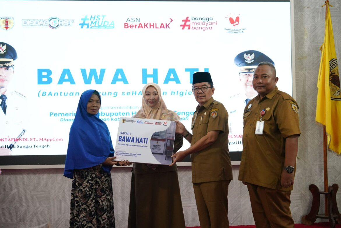 Wabub HST Serahkan Bantuan Kepada Pedagang