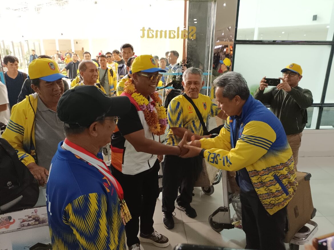 Kepulangan Kontingen PON Kalsel disambut dengan pengalungan bunga, Sabtu (21/9) siang di Bandara Udara Internasional Syamsudin Noor Banjarbaru, Kalimantan Selatan (Kalsel). (foto: Tolah/brt)