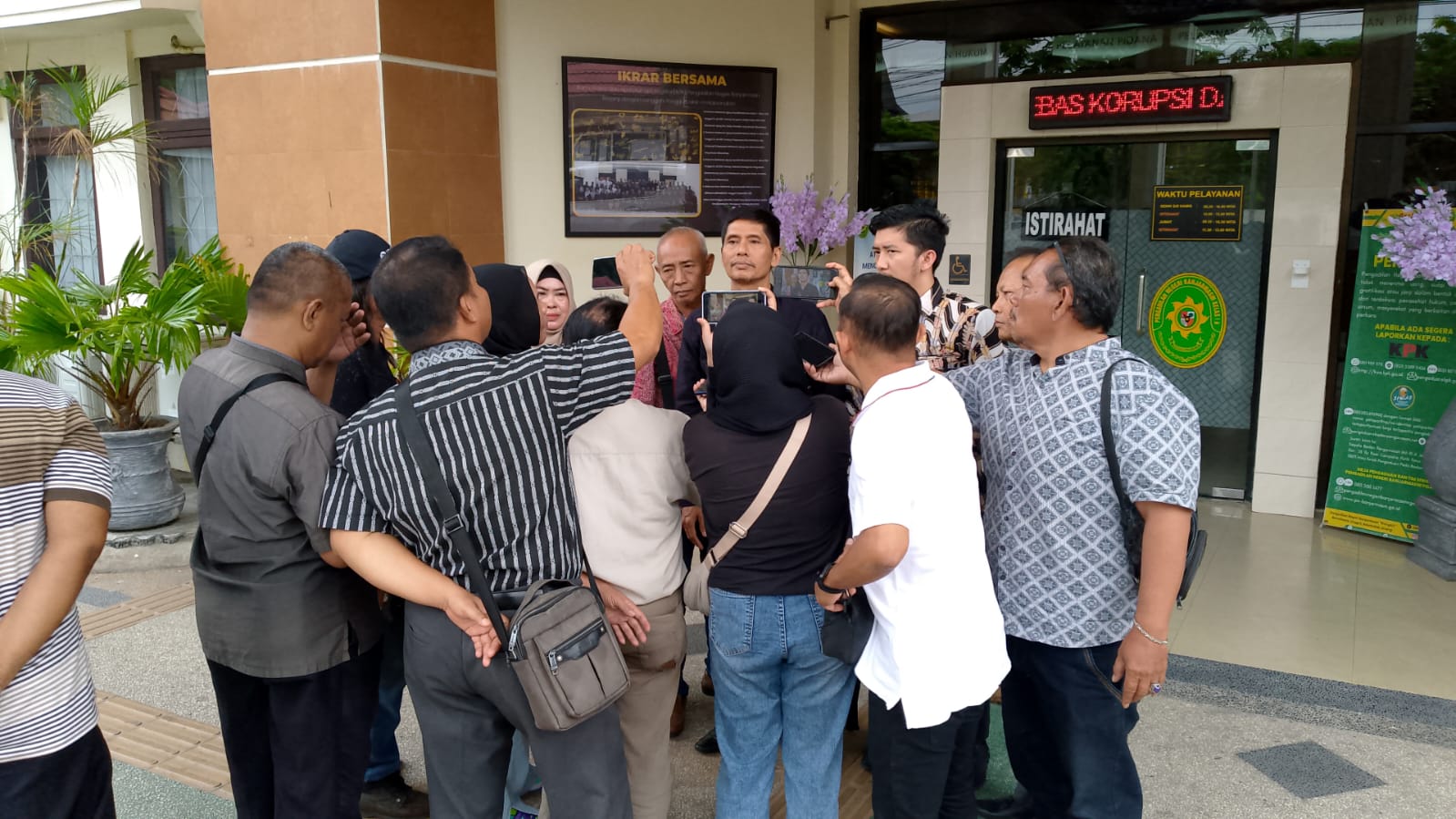 Dr Alfira SH Mhum saksi ahli yang dihadirkan pemohon saat diambil sumpahnya.