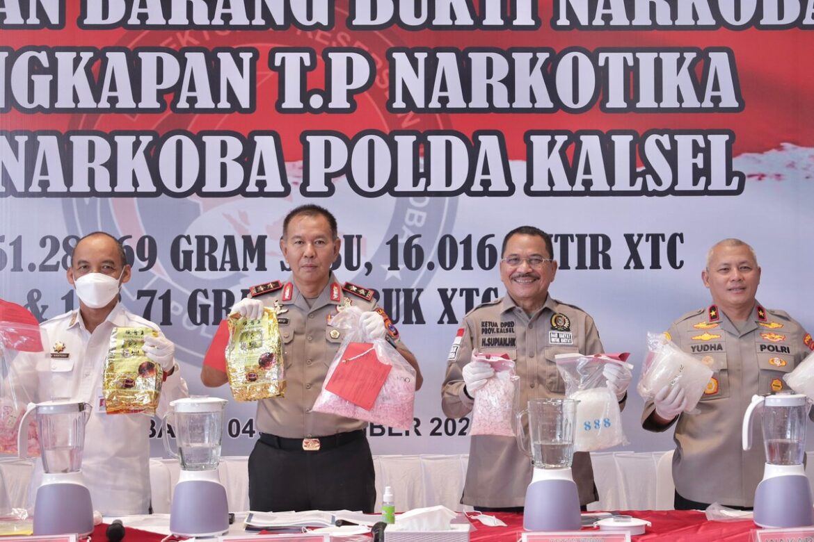 Ketua DPRD Provinsi Kalsel Dr (HC) H Supian HK, SH, MH mendampingi Kapolda Kalsel Irjen Pol Winarto, SH, MH saat pemusnahan barang bukti narkoba.(foto : humasdprdkalsel)