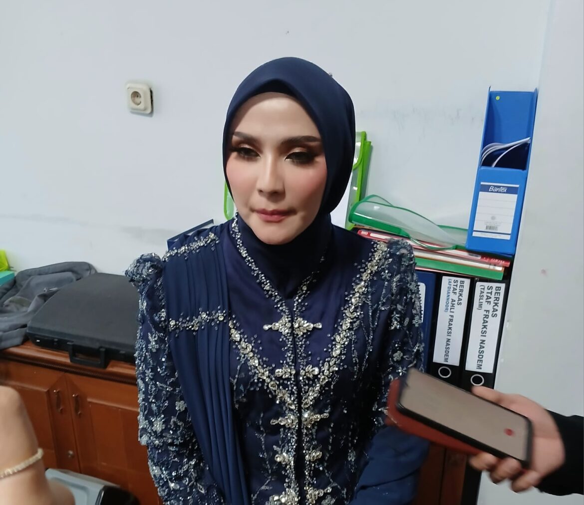 Anggota DPRD Provinsi Kalsel 2024-2029 Apt. Mustaqimah, S.Farm, M.Si dari Partai Nasdem siap perjuangkan pendidikan dan kesehatan.(foto : sophan/brt)