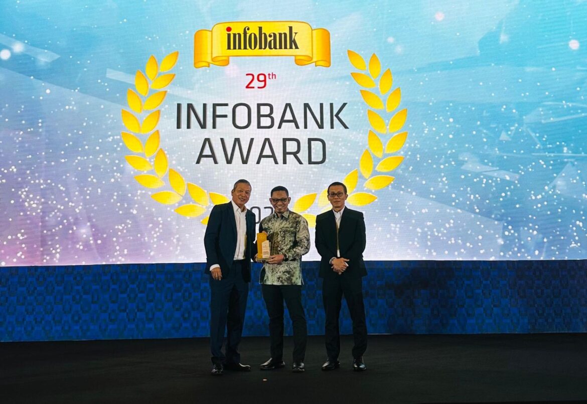 Bank Kalsel dianugerahi predikat Sangat Baik dalam kategori “EXCELLENT PERFORMANCE IN 5 CONSECUTIVE YEARS”. (foto:humas bankkalsel)