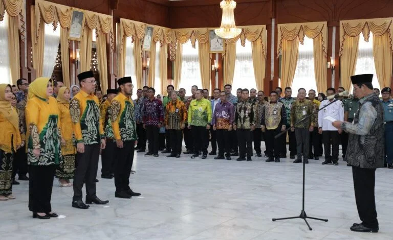 Gubernur Kalsel H Sahbirin Noor Melantik Direksi Baru Bank Kalsel yakni Mitra Damayanti Direktur Kepatuhan, Abdurahim Fiqry Direktur Operasional dan Akhmad Fauzi Noor Direktur Bisnis