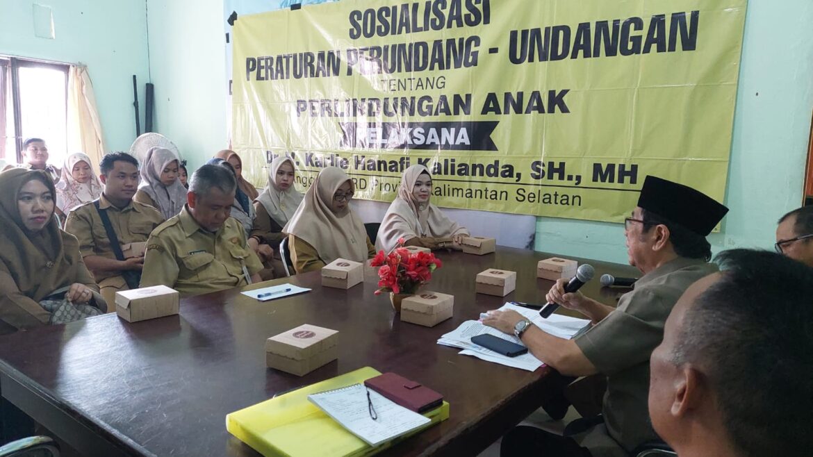 Suasana Sosialisasi Peraturan tentang Perlindungan Anak yang digelar anggota Komisi II DPRD Provinsi Kalsel Dr H Karlie Hanafi Kalianda, SH, MH di Dinas Sosial Kabupaten Batola di Marabahah baru-baru tadi.(foto : ist)