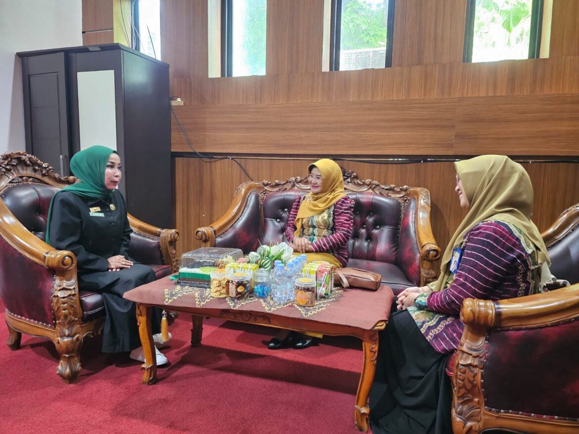 Penjabat (Pj) Sekda Kota Banjarbaru, Nurliani menerima silaturahmi dari Kepala Bank Kalsel Cabang Banjarbaru Khairunnisa di ruang kerja Sekda Kota Banjarbaru