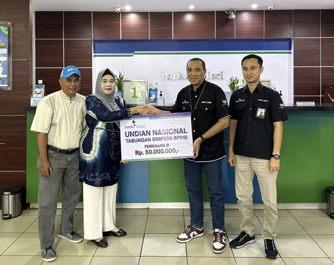 Penyerahan secara simbolis dilakukan oleh Direktur Utama Bank Kalsel, Fachrudin diwakili oleh Kepala Bank Kalsel Cabang Martapura, Khuzaimi kepada Penerima Hadiah ke-3 (foto:humas bank kalsel)