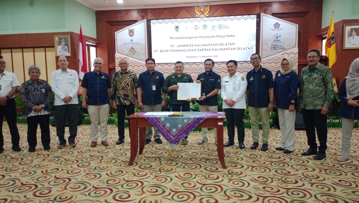 Direktur Utama Bank Kalsel, Fachrudin diwakili Direktur Bisnis, Ahmad Fauzi Noor bersama Direktur Utama Jamkrida Kalsel, Suyanto, menandatangani perjanjian kerjasama (PKS) Penjaminan (Kafalah) Kredit Usaha Rakyat (KUR) Syariah