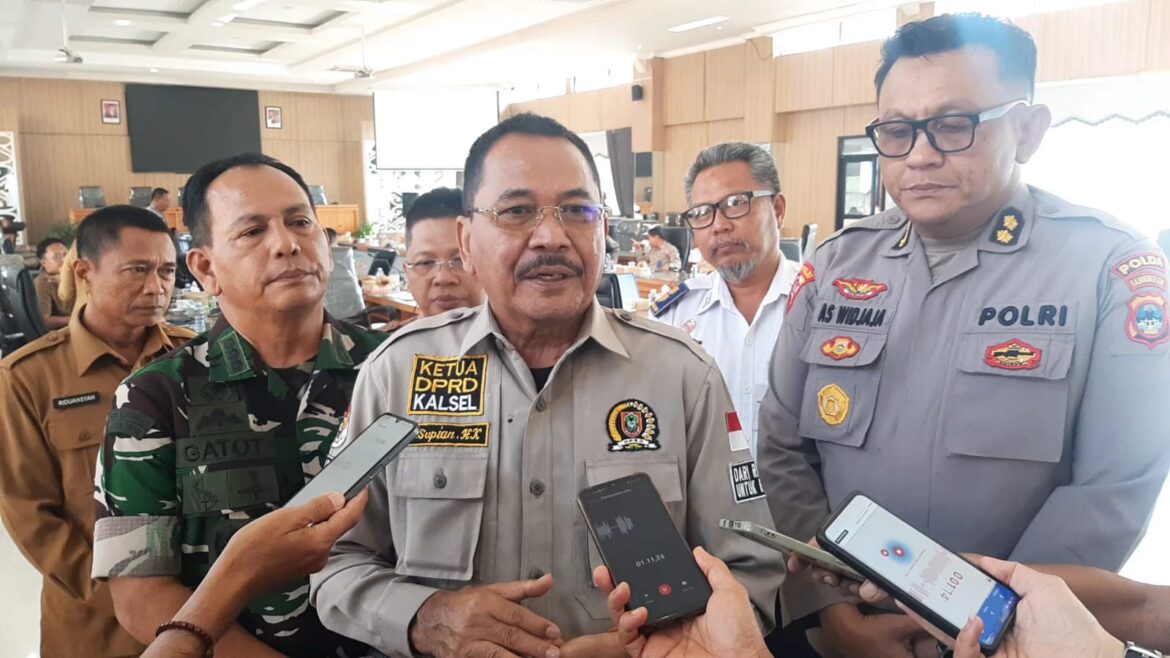 Ketua DPRD Provinsi Kalsel Dr (HC) H Supian HK, SH, MH didampingi perwakilan Polda Kalsel dan Korem 101 Antasari usai rapat koordinasi bahas persiapan pelantikan 55 anggota DPRD Provinsi Kalsel periode 2024-2029.(foto : ist)