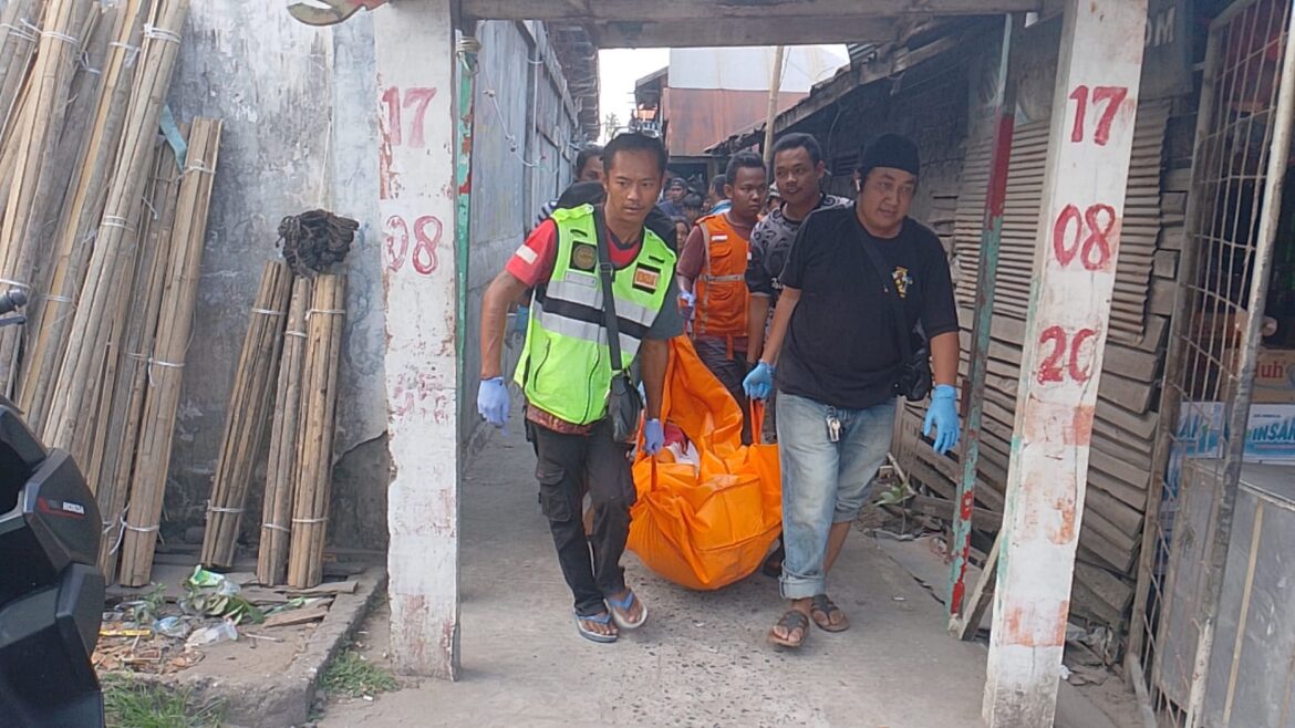 EVAKUASI KORBAN - Para relawan gabungan saat mengevakuasi korban diduga meninggal karena usia uzur, di rumahnya Jalan Soetoyo Banjarmasin, Kamis (19/9/2024) siang. (foto:ist)
