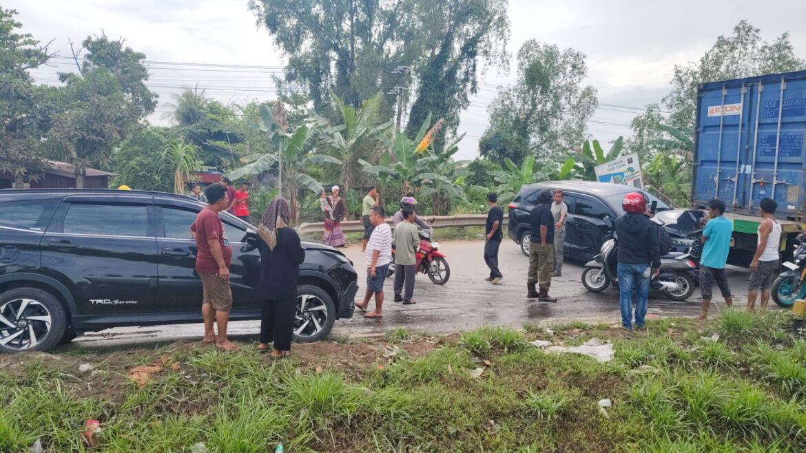LAKA BERUNTUN - Tak kuat menanjak truk tronton hantam tiga mobil, Senin (30/9/2024) pagi. (foto:ist)