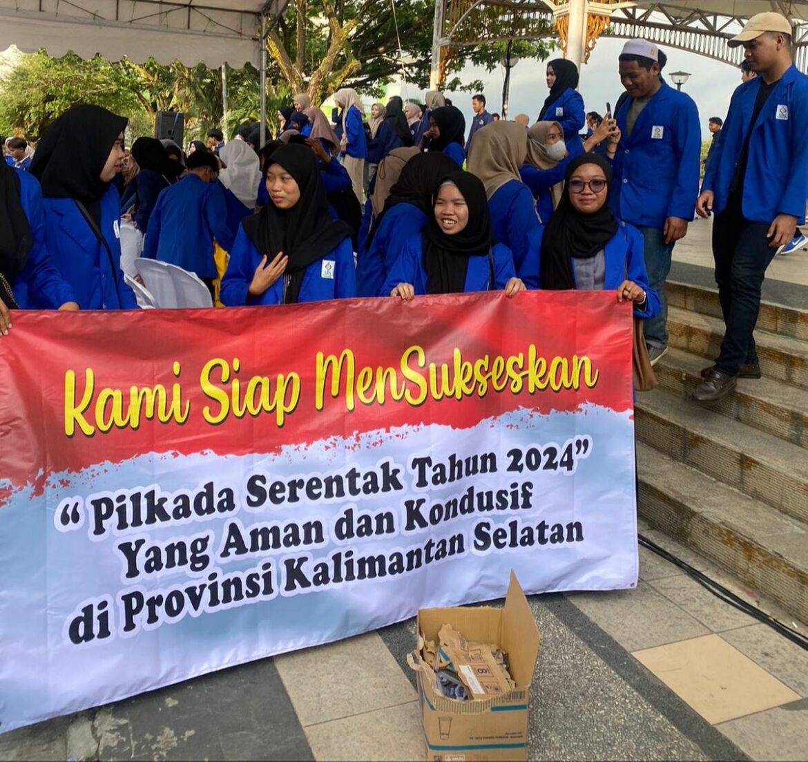 Bentangkan spanduk bertuliskan "Kami Siap Mensukseskan Pilkada Serentak Tahun 2024 yang Aman dan Kondusif di Provinsi Kalimantan Selatan" bentuk dukungan mahasiswa untuk sukseskan Pilkada Serentak 2024 di Kalsel.(foto : ist)