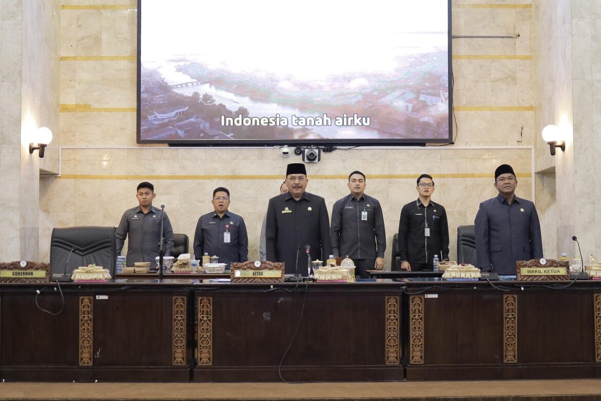 Ketua DPRD Provinsi Kalsel Sementara, Dr (HC) H Supian HK, SH, MH didampingi wakil sementara, H Kartoyo memimpin rapat paripurna pengumuman nama-nama calon pimpinan definitif.(foto : humasdprdkalsel)