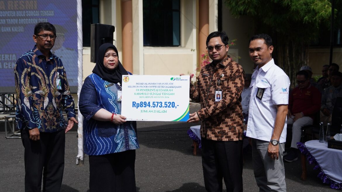 Bupati Aulia Berikan Jaminan Sosial Ketenagakerjaan di HST