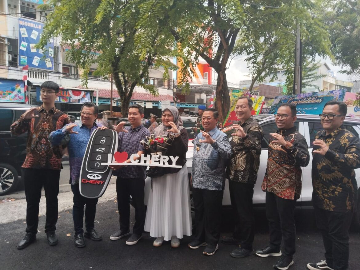 PEMBELI PERTAMA - Salah satu pembeli pertama mobil listrik Chery Omoda Saat foto bersama dengan Erwin Djajadiputra, President Director PT Avante Eksa Mobilindo dan Wali Kota Banjarmasin serta jajaran crew Chery, Kamis (5/9/2024). (foto/sum)