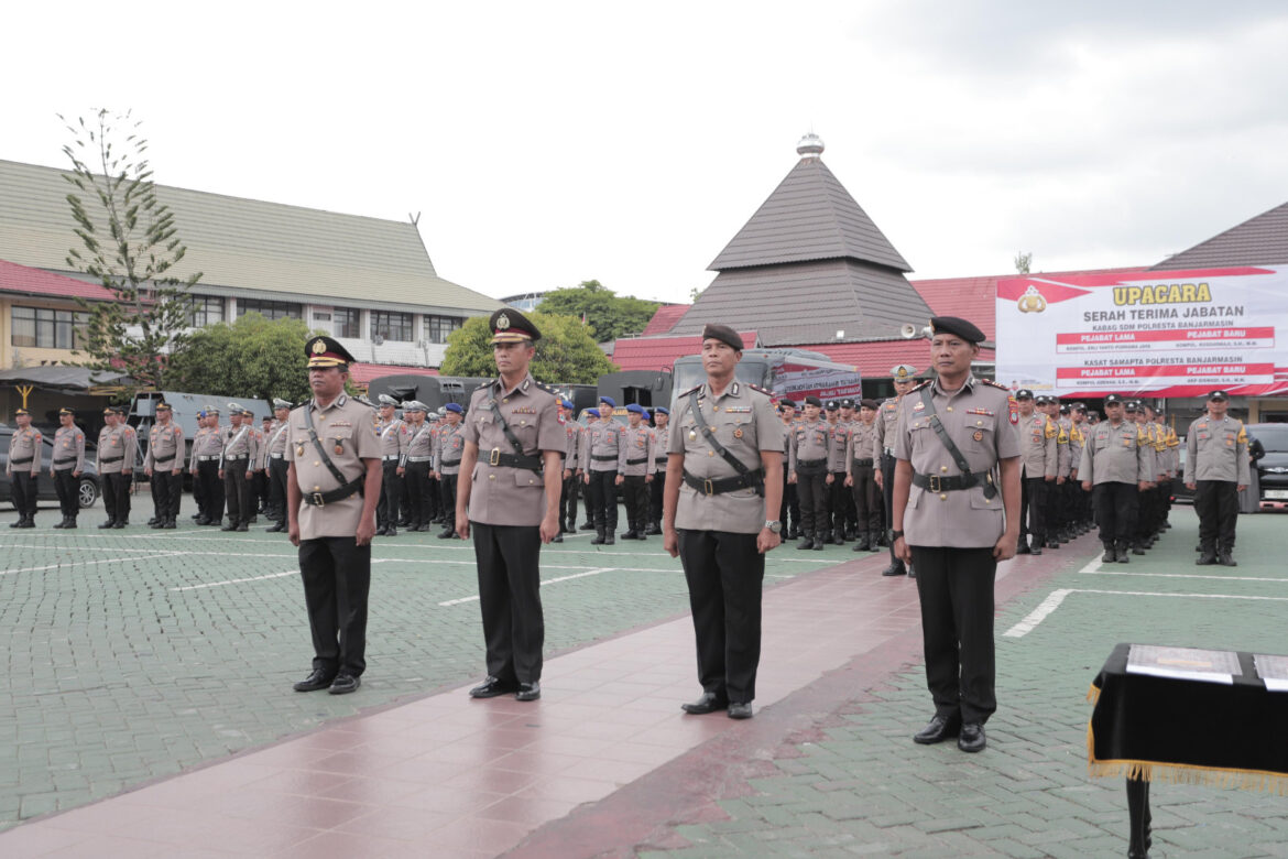 SERAH TERIMA - Kompol Adnan digantikan oleh AKP Siswadi selalu Kasat Samapta Polresta Banjarmasin dan Kompol Erli Yanto Purnama Jaya digantikan oleh Kompol Kusdarmaji menjabat Kabag SDM setempat, Rabu (25/9/2024) sore. (foto:ist)