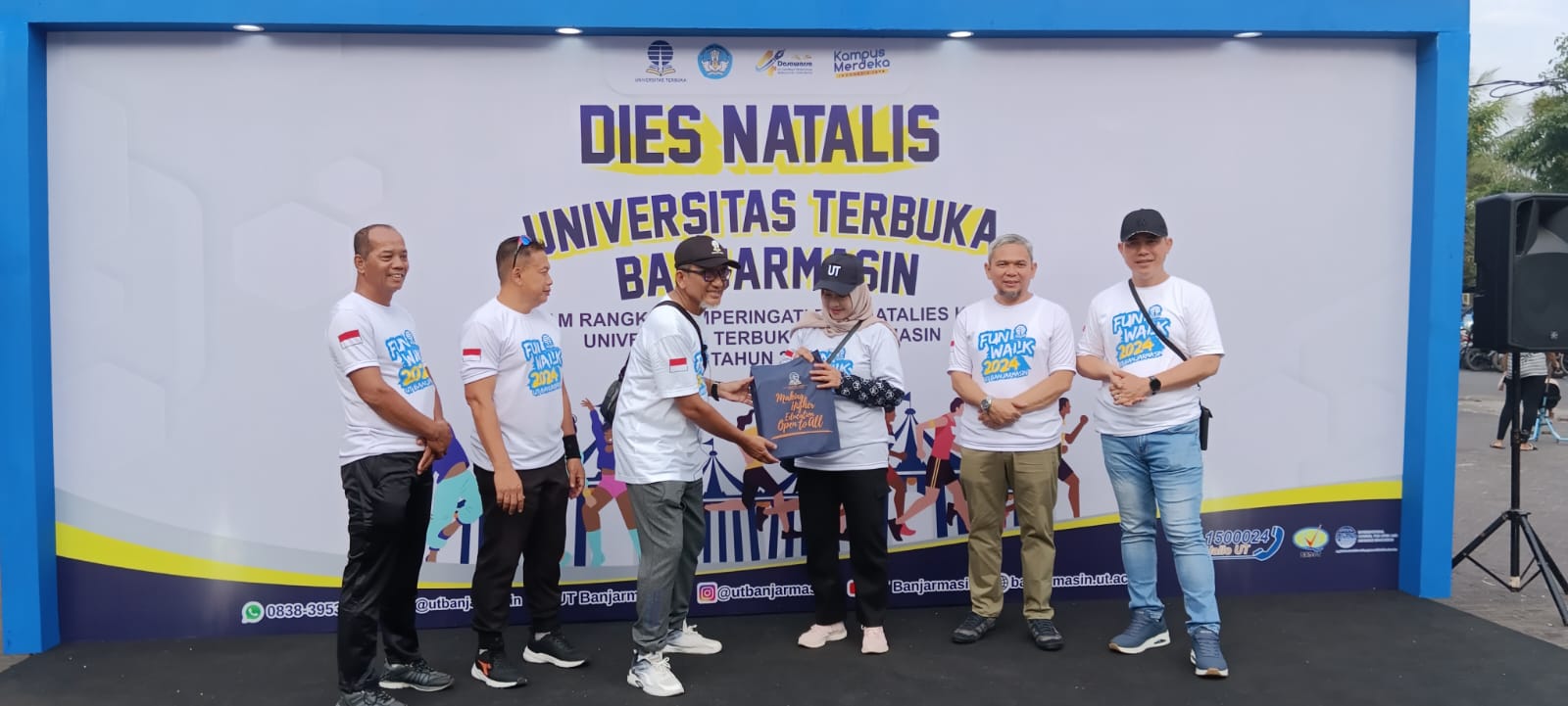 Direktur Universitas Terbuka (UT) Banjarmasin adalah Ir. Mochamad Priono M.Si menyerahkan tanda kenang-kenangan untuk Staf Ahli Bidang Kemasarakatan dan SDM Pemprov Kalsel Hj Husnul Khotimah SH MH