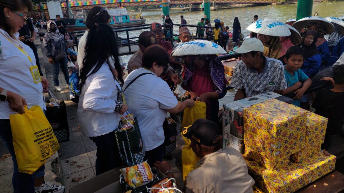 Yayasan Wasaka melakukan kegiatan di Pasar Terapung Siring, Banjarmasin, Ahad (22/9/2024) dan memberikan apresiasi berupa bantuan untuk acil-acil pedagang dalam rangka Hari Jadi ke-498 Kota Banjarmasin.(foto : ist)