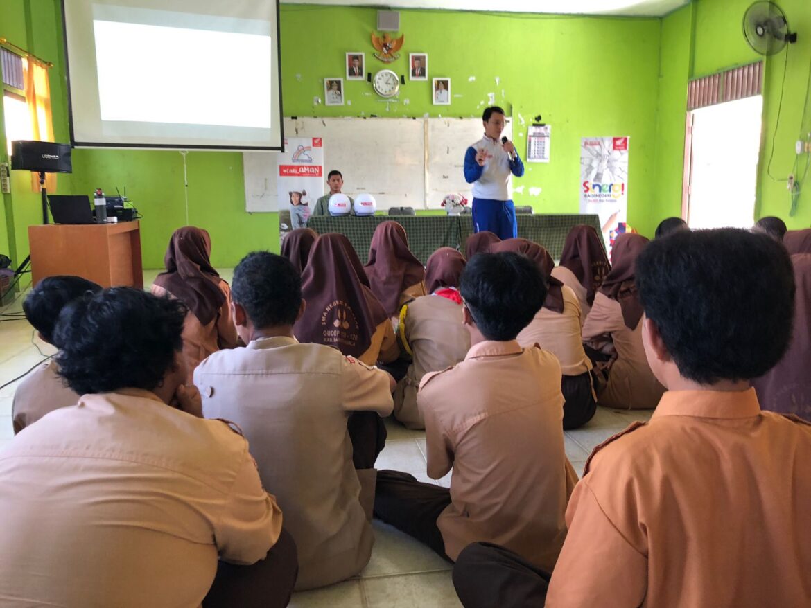 Edukasi Safety Riding (Keselamatan Berkendara) di SMAN 1 Alalak