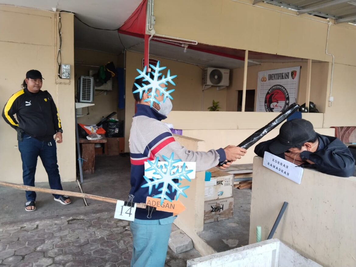 REKON ULANG - Pelaku aniaya berinisial MJ ini merupakan Orang dengan Gangguan Jiwa (ODGJ) saat meragakan memukul dengan kayu balOk ke kepala korban seorang wakar di Jalan Kol Sugiono Banjarmasin Senin (2/9/2024) pagi . (foto:ist)
