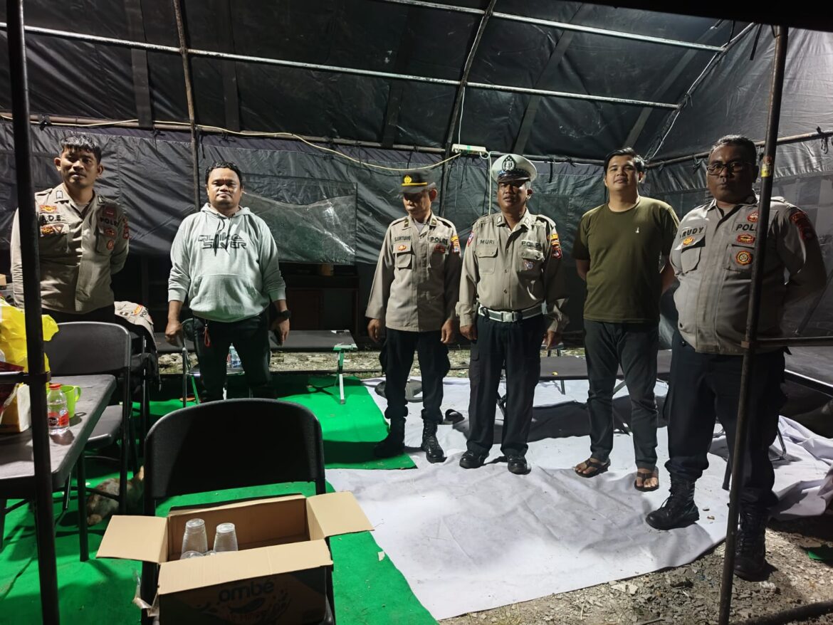PENGAMANAN LOGISTIK - Personil anggota Polresta Banjarmasin saat mengamankan logistik Pilkada selama 24 Jam, Selasa (17/9/2024) sore. (foto:ist)