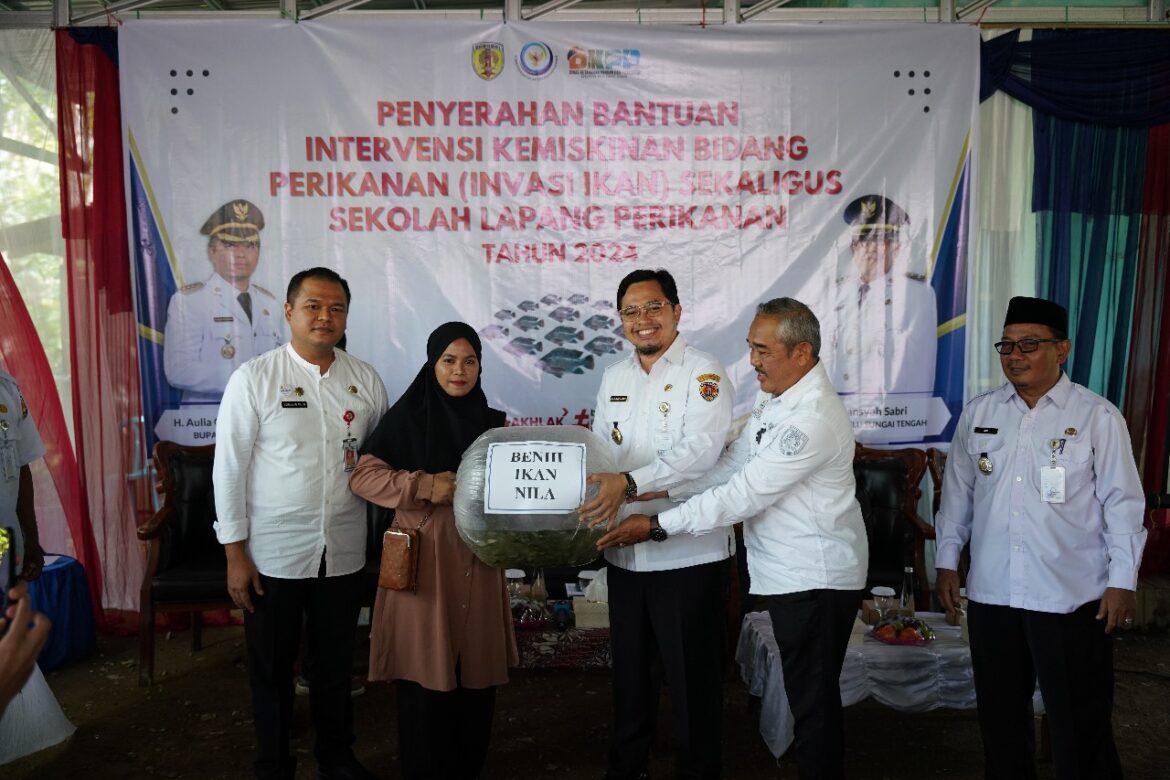 Bupati Aulia serahkan bantuan ikan ke pada pembudidaya ikan