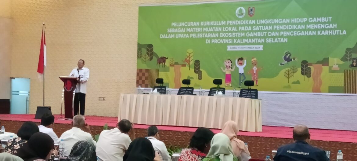 Plh Deputi Bid Edukasi dan Sosialisasi, Partisipasi dan Kemitraan Badan Restorasi Gambut dan Mangrove (BRBGM) Dr Ir Suwignya Utama MBA Saat Menyampaikan Paparan Bimbingan Teknis Guru -Kurikulum Pendidikan Lingkungan Gambut (foto:baritopost)