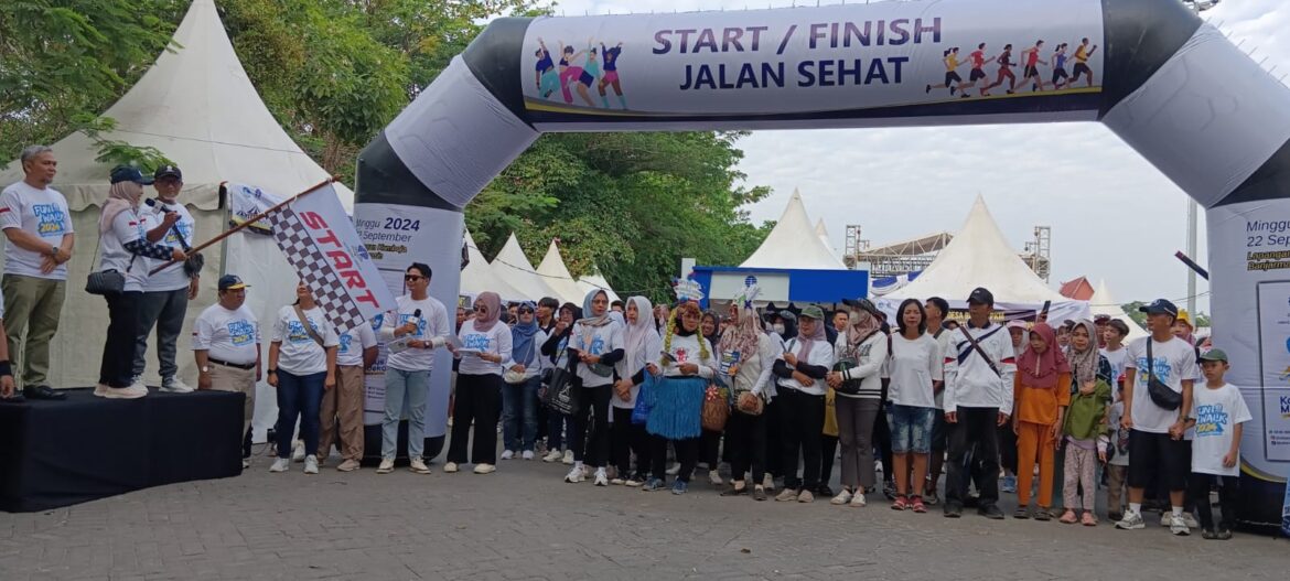 Staf Ahli Bidang Kemasyarakatan dan SDM Pemprov Kalsel Hj Husnul Khotimah SH MH mengangkat bendera start Jalan Sehat Dies Natalis ke-40 Universitas Terbuka (UT) Banjarmasin di Lapangan Kamboja, Kota Banjarmasin, Provinsi Kalimantan Selatan (Kalsel), didampingi Direktur Universitas Terbuka (UT) Banjarmasin adalah Ir. Mochamad Priono M.Si, Staf Ahli Bidang Kerjasama dan Investasi Pemko Banjarmasin Iwan Fitriadi SH MH (foto:baritopost)