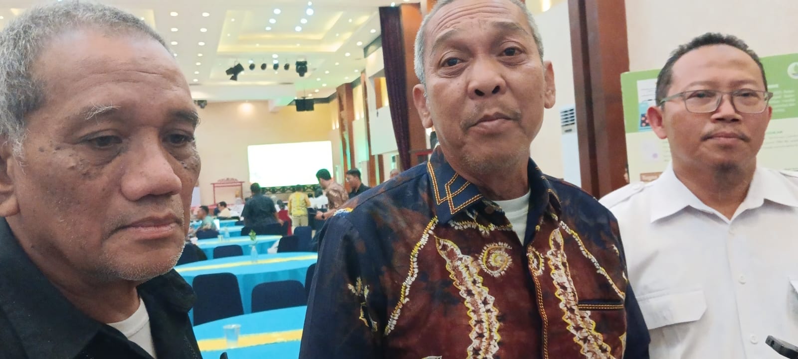 Kepala Dinas Pendidikan Kalsel Muhammadun dan Sekretaris Tim Restorasi Gambut Dr H Sayuti Enggok, serta Plh Deputi BRBGM Dr Ir Suwignya Utama MBA