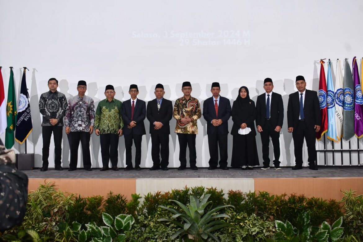 Ketua Umum PP Muhammadiyah Prof Dr Haedar Nashir MSi, dan Majelis Dikti Litbang Prof Ahmad Muttaqin MA Phd, Rektor UMB Prof Dr Khudzaifah Dimyati SH MHum, Ketua PW Muhammadiyah Kalsel Prof Dr H Ridhahani Fidzi, beserta Wakil Rektor I, II, III UMB usai pelantikan. (foto:dokumen UMB)